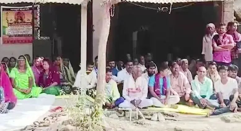 Gujarat News : बेटी ने की love marriage, पिता को आया गुस्सा, बुलाई शोक सभा, सिर भी मुंडवाया Gujarat News : बेटी ने की love marriage, पिता को आया गुस्सा, बुलाई शोक सभा, सिर भी मुंडवाया