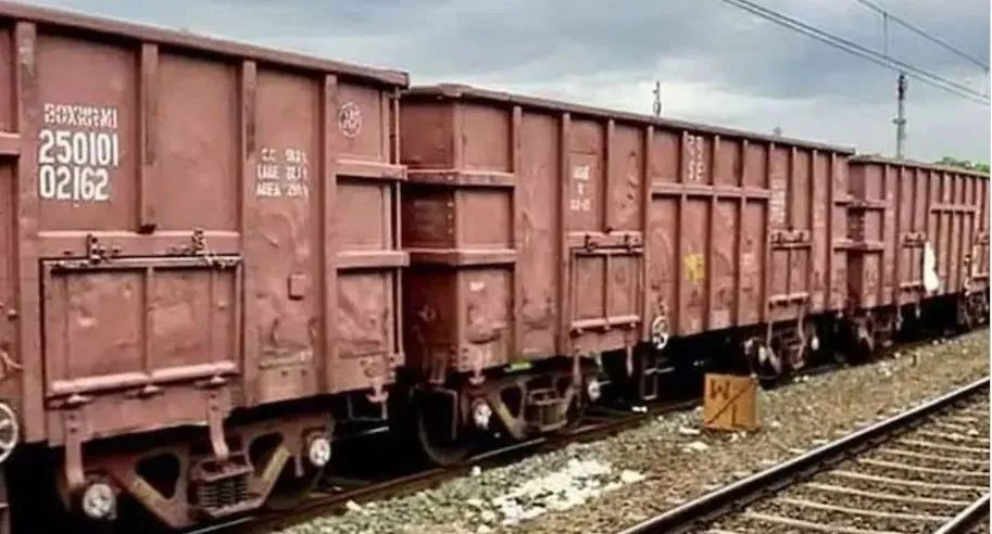 महाराष्ट्र में कर्जत के पास पुल से कार चलती मालगाड़ी पर गिरी, तीन लोगों की मौत महाराष्ट्र में कर्जत के पास पुल से कार चलती मालगाड़ी पर गिरी, तीन लोगों की मौत