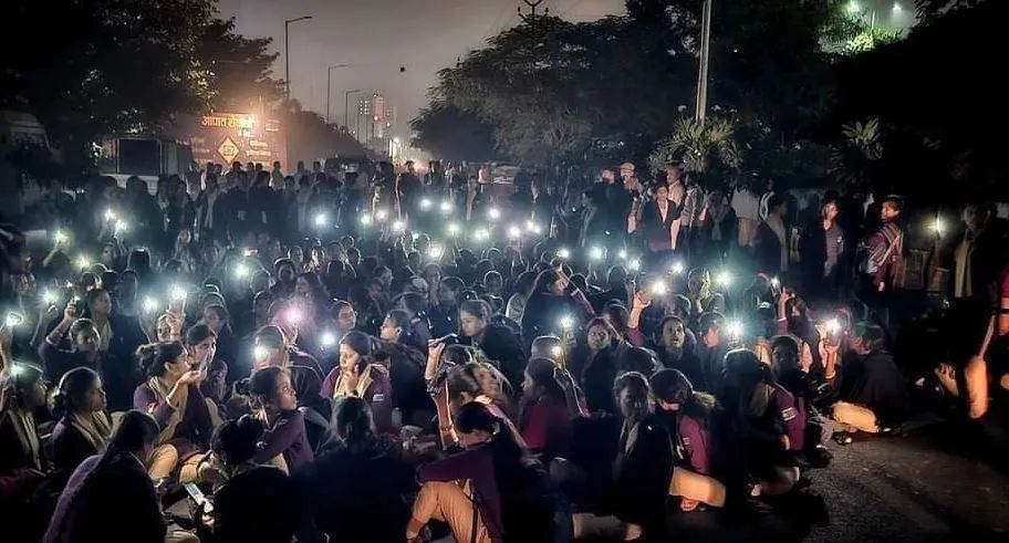 यूपी की राजधानी लखनऊ में डायल-112 की संविदा महिला कर्मियों का विरोध प्रदर्शन, सपा ने सरकार पर साधा निशाना सपा ने सरकार पर साधा निशाना