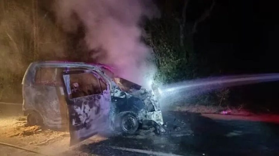 कार में जिंदा जल गया, बीवी और बच्चे झुलसे, ड्राइवर की हालत देख रूह कांपी राहगीरों की कार में जिंदा जल गया, बीवी और बच्चे झुलसे, ड्राइवर की हालत देख रूह कांपी राहगीरों की