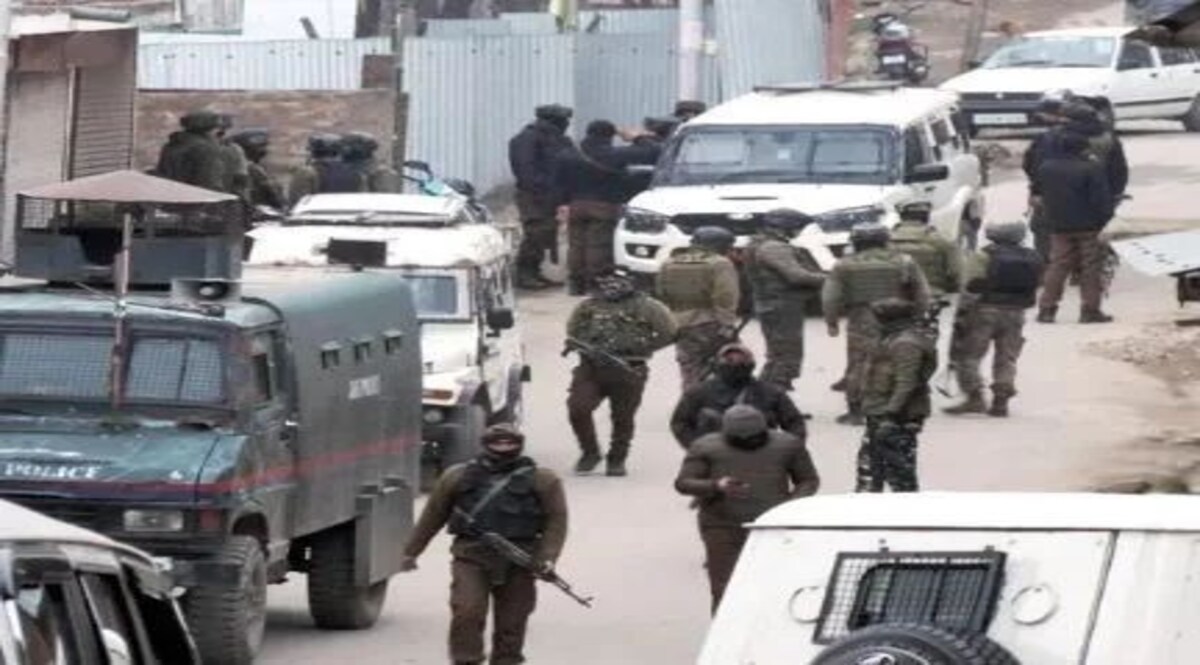 जम्मू-कश्मीर : शोपियां में सुरक्षा बलों के साथ मुठभेड़ में टीआरएफ आतंकी ढेर TRF terrorist killed in encounter with security forces in Shopian