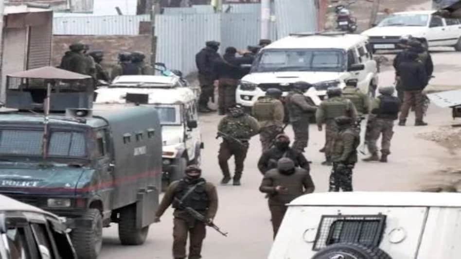 जम्मू-कश्मीर : शोपियां में सुरक्षा बलों के साथ मुठभेड़ में टीआरएफ आतंकी ढेर जम्मू-कश्मीर : शोपियां में सुरक्षा बलों के साथ मुठभेड़ में टीआरएफ आतंकी ढेर