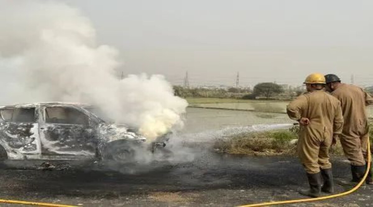 मुजफ्फरनगर : कार में आग लगने से एक व्यक्ति की मौत, तीन अन्य गंभीर रूप से झुलसे कार में आग लगने से एक व्यक्ति की मौत