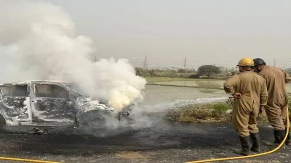 मुजफ्फरनगर : कार में आग लगने से एक व्यक्ति की मौत, तीन अन्य गंभीर रूप से झुलसे मुजफ्फरनगर : कार में आग लगने से एक व्यक्ति की मौत, तीन अन्य गंभीर रूप से झुलसे