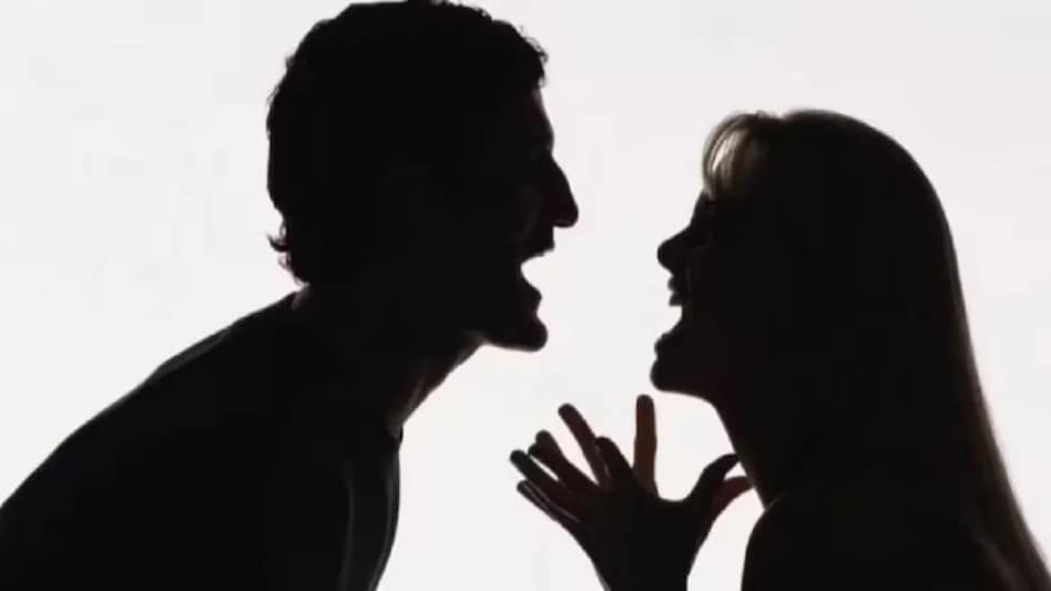 पति ने तलाक देने से किया इन्कार, पत्नी ने पति की कर दी पिटाई, ताला लगाकर घर में किया कैद पति ने तलाक देने से किया इन्कार, पत्नी ने पति की कर दी पिटाई, ताला लगाकर घर में किया कैद