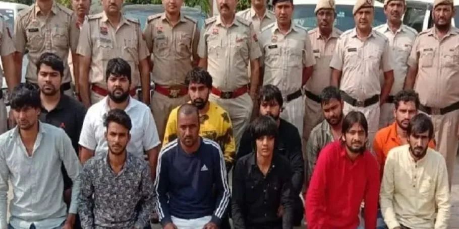 Nuh : हत्या आरोपी जेल से बाहर आया तो उसके दोस्त करने लगे डांस! पुलिस ने की कार्रवाई Nuh : हत्या आरोपी जेल से बाहर आया तो उसके दोस्त करने लगे डांस! पुलिस ने की कार्रवाई