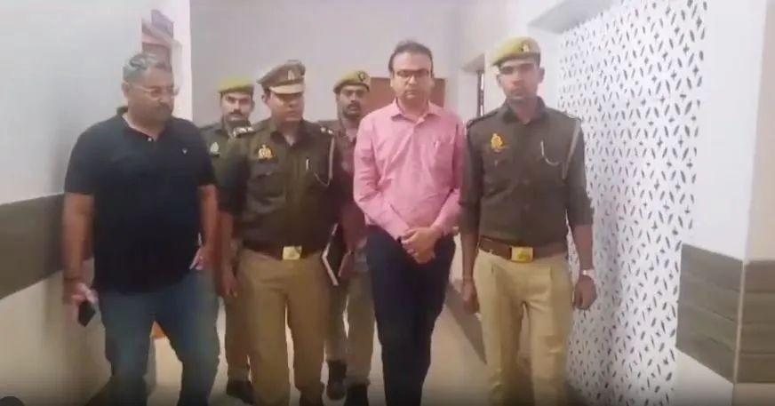 यूपी का डॉक्टर डेथ गिरफ्तार, 250 मरीजों के दिल से खिलवाड़, दिल में लगा दिए नकली पेसमेकर यूपी का डॉक्टर डेथ गिरफ्तार, 250 मरीजों के दिल से खिलवाड़, दिल में लगा दिए नकली पेसमेकर