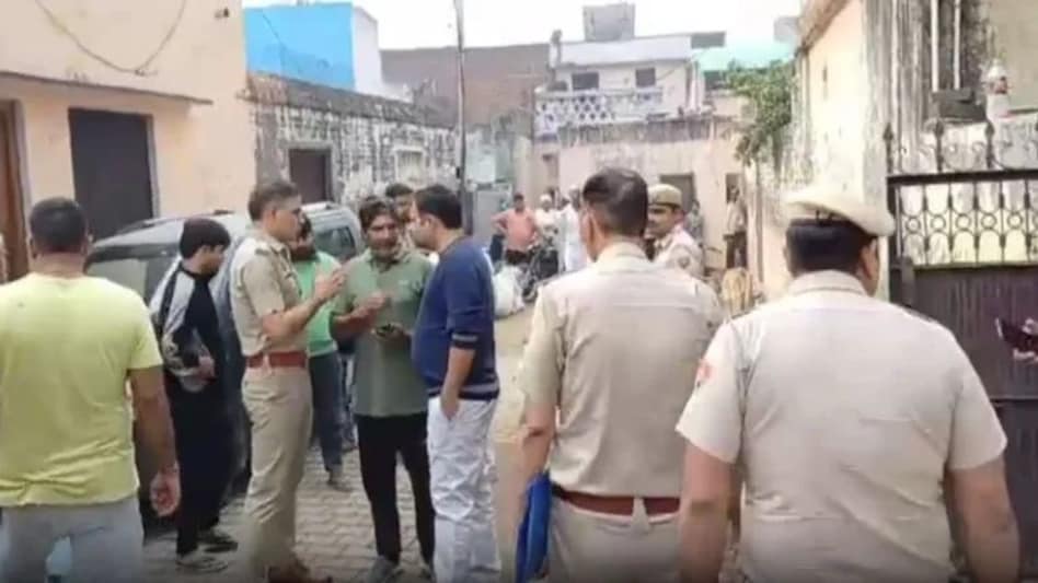 सोनीपत में भाई ने बहन के माथे पर मारी गोली, जेल काटकर आई बहन की हत्या से सनसनी, भाई फरार सोनीपत में भाई ने बहन के माथे पर मारी गोली, जेल काटकर आई बहन की हत्या से सनसनी, भाई फरार