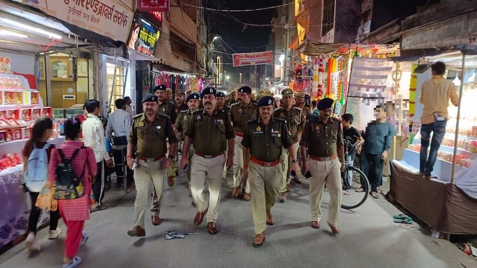 IG ऑफिस के पास दिनदहाड़े हुई लूटपाट की वारदात, पुलिस चौकी प्रभारी समेत तीन पुलिसकर्मी निलंबित IG ऑफिस के पास दिनदहाड़े हुई लूटपाट की वारदात, पुलिस चौकी प्रभारी समेत तीन पुलिसकर्मी निलंबित