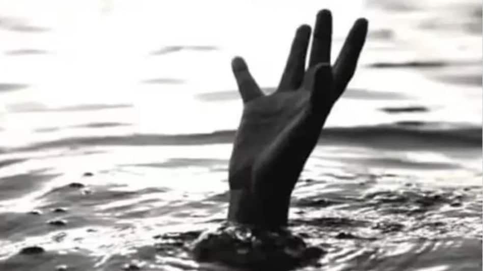 बेटे की जिंदगी बचाने में पिता को मिली मौत, कटक में बाप ने बेटे को डूबने से बचा लिया, खुद की हो गई मौत बेटे की जिंदगी बचाने में पिता को मिली मौत, कटक में बाप ने बेटे को डूबने से बचा लिया, खुद की हो गई म...