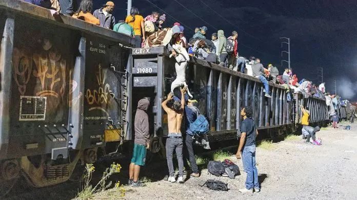 गाजा में बमबारी जारी, खाली हो गई पूरी पट्टी, 90 फीसदी लोग हो गए परदेसी गाजा में बमबारी जारी, खाली हो गई पूरी पट्टी, 90 फीसदी लोग हो गए परदेसी