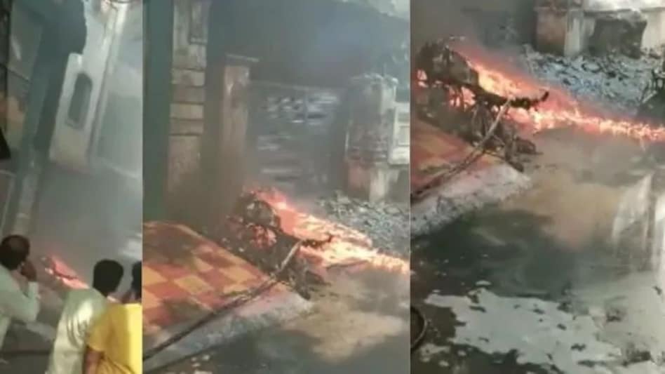 Hyderabad News : कार रिपेयरिंग के दौरान केमिकल में लगी भीषण आग, 9 की मौत Hyderabad News : कार रिपेयरिंग के दौरान केमिकल में लगी भीषण आग, 9 की मौत