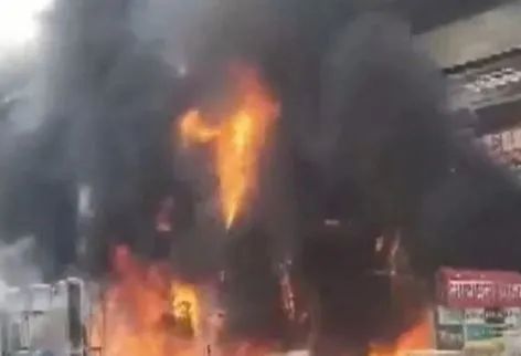 महाराष्ट्र के ठाणे में आग लगने से चार दुकानें जलकर खाक महाराष्ट्र के ठाणे में आग लगने से चार दुकानें जलकर खाक