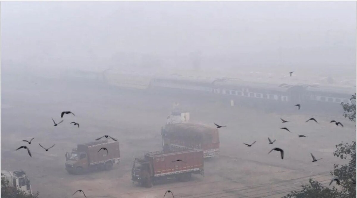 वायु प्रदूषण : दिवाली के बाद दिल्ली दुनिया का सबसे प्रदूषित शहर; बारिश से मिली राहत, पटाखों के धुएं में हुई स्वाहा Photo