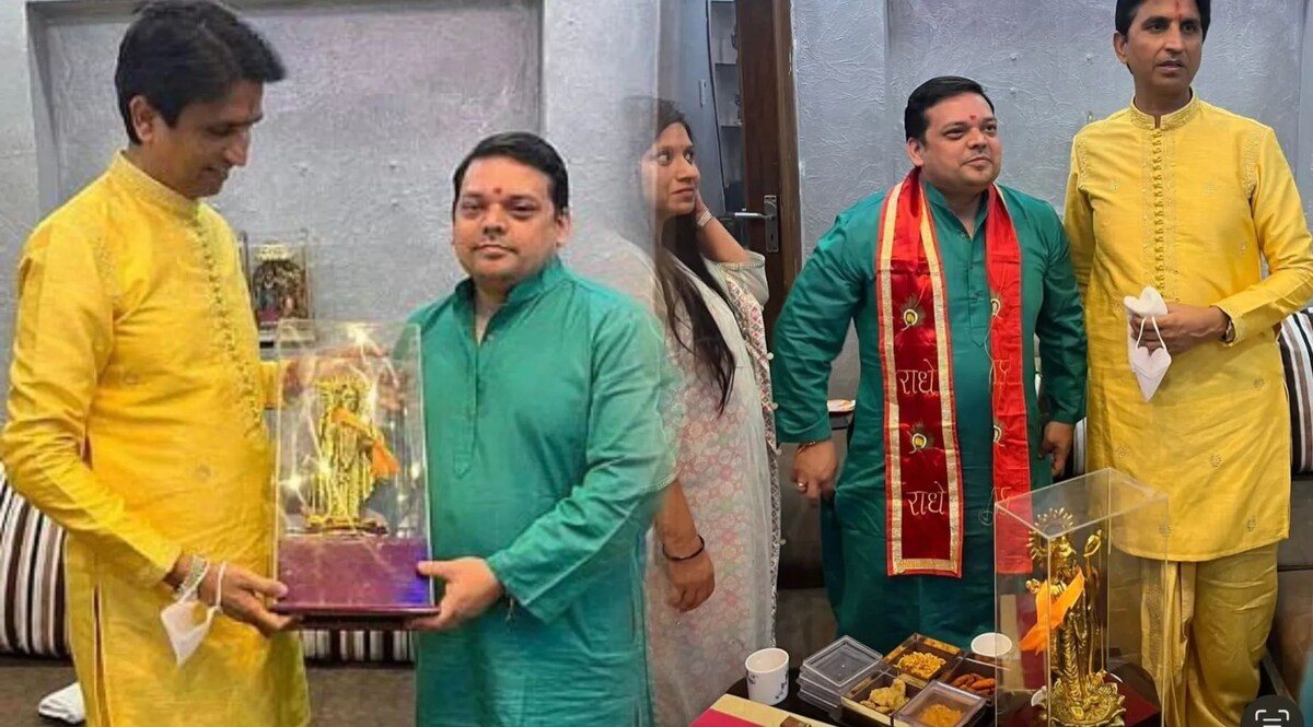 कुमार विश्वास ने दिवाली पर मिटाए गिले शिकवे, भगवान श्रीराम की प्रतिमा लेकर पहुँचे डॉ पल्लव के द्वार, सुरक्षाकर्मियों ने पीटा था डॉ पल्लव वाजपेई