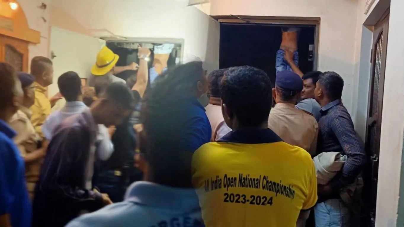 लिफ्ट में फँसने से 6 साल के बच्चे की मौत, दो फ्लोर के बीच लिफ्ट में बच्चे का सिर फँसने से हुई मौत लिफ्ट में फँसने से 6 साल के बच्चे की मौत, दो फ्लोर के बीच लिफ्ट में बच्चे का सिर फँसने से हुई मौत