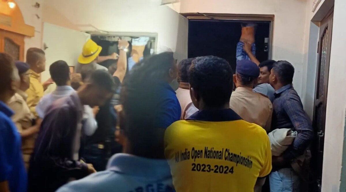 लिफ्ट में फँसने से 6 साल के बच्चे की मौत, दो फ्लोर के बीच लिफ्ट में बच्चे का सिर फँसने से हुई मौत मौक़े पर भीड़