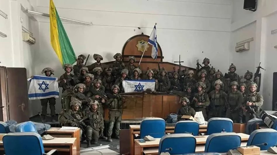 जंग के 39 दिन इजरायल की सेना की हमास की संसद पर चढ़ाई, स्पीकर की कुर्सी पर IDF के जवान दिखे जंग के 39 दिन इजरायल की सेना की हमास की संसद पर चढ़ाई, स्पीकर की कुर्सी पर IDF के जवान दिखे