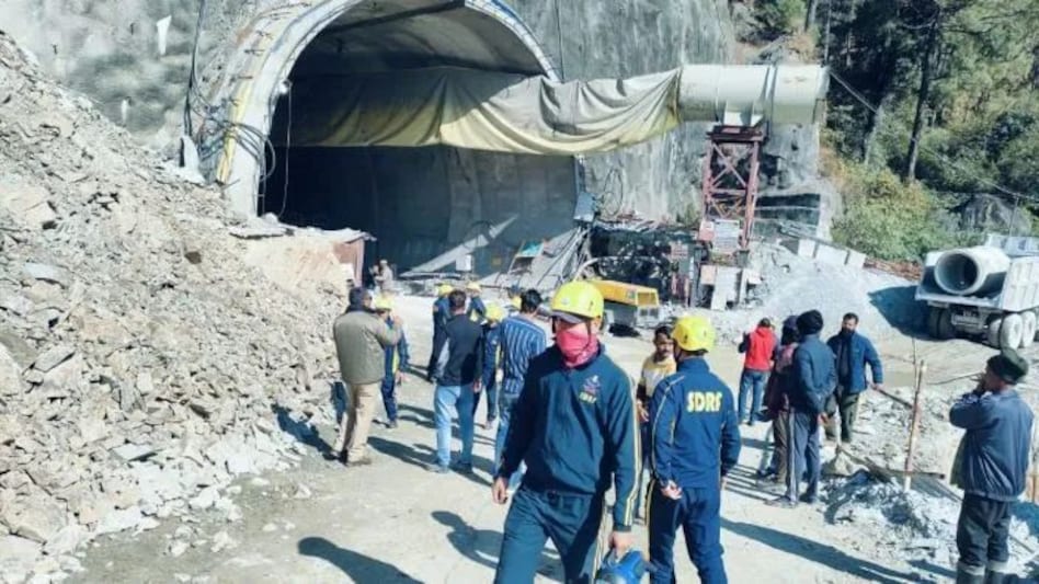 Uttarkashi Tunnel Collapse: 35 इंच चौड़े पाइप से बाहर निकाले जाएंगे 40 मजदूर, बढ़ते इंतजार से तेज होती धड़कन Uttarkashi Tunnel Collapse: 35 इंच चौड़े पाइप से बाहर निकाले जाएंगे 40 मजदूर, बढ़ते इंतजार से तेज ह...