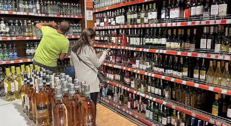 दिवाली पर दिल्ली में खूब छलके जाम, दिल्ली वाले एक दिन में गटक गए 54 करोड़ की दारू दिवाली पर दिल्ली में खूब छलके जाम, दिल्ली वाले एक दिन में गटक गए 54 करोड़ की दारू