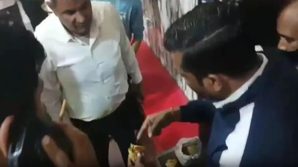 Hapur News : समोसे मेें निकली मरी हुई छिपकली, बेटी-पिता खाकर बीमार, मचा हड़कंप Hapur News : समोसे मेें निकली मरी हुई छिपकली, बेटी-पिता खाकर बीमार, मचा हड़कंप