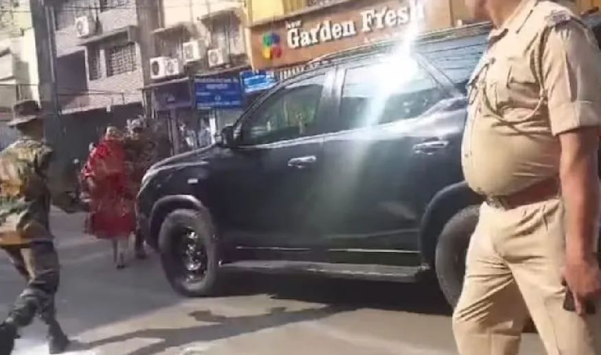 झारखंड प्रधानमंत्री मोदी की सुरक्षा में चूक का मामला, पीएम के काफिले के सामने आई महिला, तीन पुलिसकर्मी सस्पेंड झारखंड प्रधानमंत्री मोदी की सुरक्षा में चूक का मामला, पीएम के काफिले के सामने आई महिला, तीन पुलिसकर...