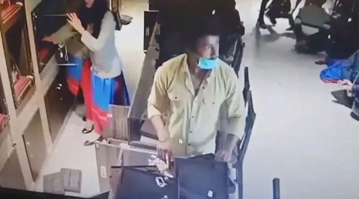 देहरादून में रिलायंस ज्वैलरी से 10 मिनट में 20 करोड़ की लूट का लिंक बिहार में मिला, 2 गिरफ्तार Dehradun Reliance Jewellery Showroom Loot : शोरूम में लूटपाट करते हुए लुटेरे