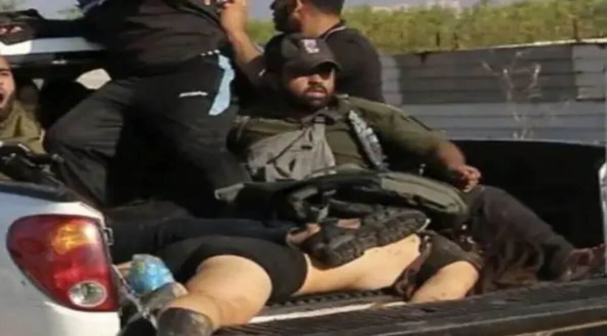 इजरायली महिला की नग्न लाश को गाजा की गलियों में घुमाने वाला हमास का लड़ाका ढेर इजरायली महिला की लाश को गाड़ी में नग्न घुमाने वाला हमास का लड़ाका ढेर