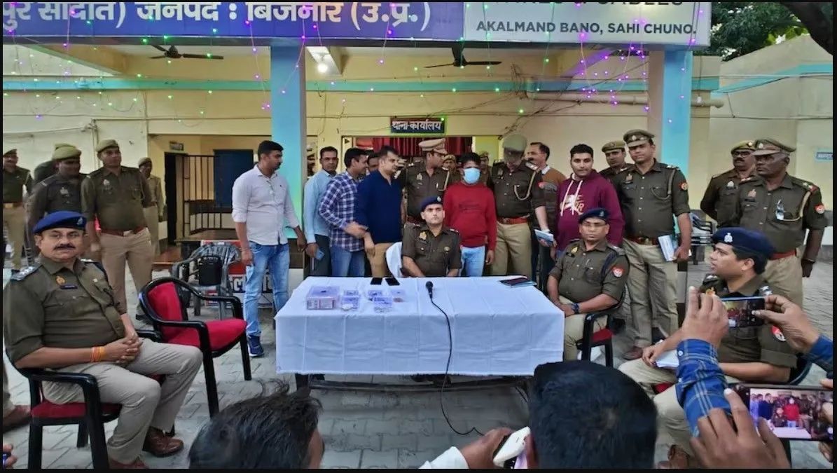 बेवफा बीवी का कांड, बॉयफ्रेंड से कराई घर की लूट फिर पति से बोली डकैतों ने मेरा गैंगरेप किया बेवफा बीवी का कांड, बॉयफ्रेंड से कराई घर की लूट फिर पति से बोली डकैतों ने मेरा गैंगरेप किया