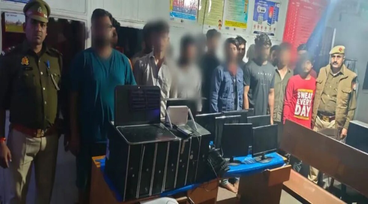 इंश्योरेंस पॉलिसी के नाम पर लाखों की ठगी, नोएडा से 14 जालसाज गिरफ्तार, कम्पयूटर, वाईफाई और हैडफोन किए बरामद जांच में जुटी पुलिस