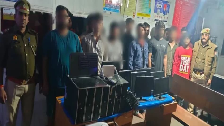 इंश्योरेंस पॉलिसी के नाम पर लाखों की ठगी, नोएडा से 14 जालसाज गिरफ्तार, कम्पयूटर, वाईफाई और हैडफोन किए बरामद इंश्योरेंस पॉलिसी के नाम पर लाखों की ठगी, नोएडा से 14 जालसाज गिरफ्तार, कम्पयूटर, वाईफाई और हैडफोन क...