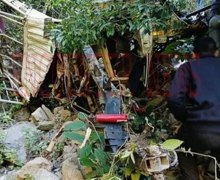 नैनीताल में बड़ा हादसा : सड़क दुर्घटना में एक बच्चे, मां-बाप समेत 8 लोगों की मौत, 3 घायल नैनीताल में बड़ा हादसा : सड़क दुर्घटना में एक बच्चे, मां-बाप समेत 8 लोगों की मौत, 3 घायल