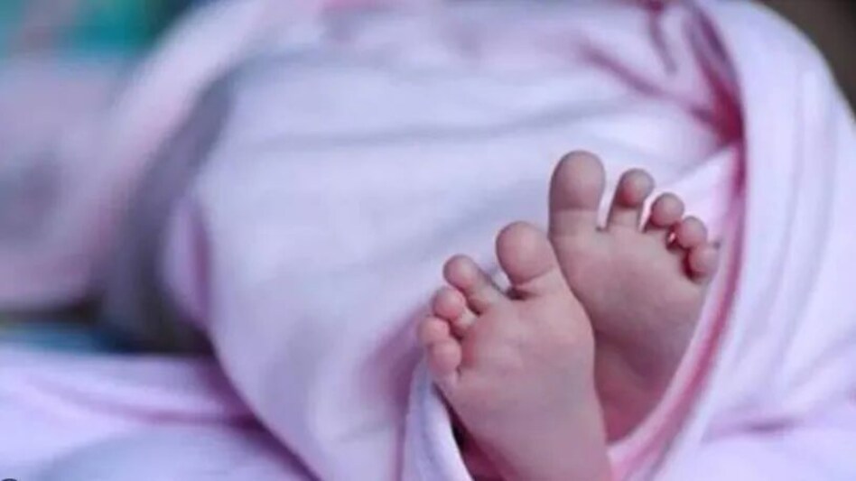 कब्र से निकाला 5 साल की बच्ची का शव, पूरी रात लाश के सोता रहा युवक, पिता ने लगाया दुष्कर्म का आरोप कब्र से निकाला 5 साल की बच्ची का शव, पूरी रात लाश के सोता रहा युवक, पिता ने लगाया दुष्कर्म का आरोप