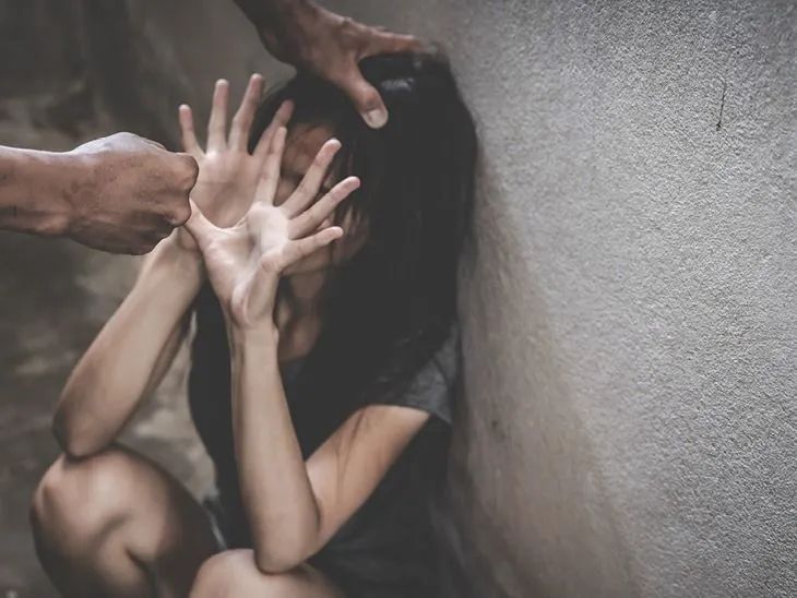 पिता ने किया रेप, टीबी से पीड़ित बेटी का जबरन कराया एबॉर्शन, की इतनी पिटाई कि लड़की की हो गई मौत पिता ने किया रेप, टीबी से पीड़ित बेटी का जबरन कराया एबॉर्शन, की इतनी पिटाई कि लड़की की हो गई मौत