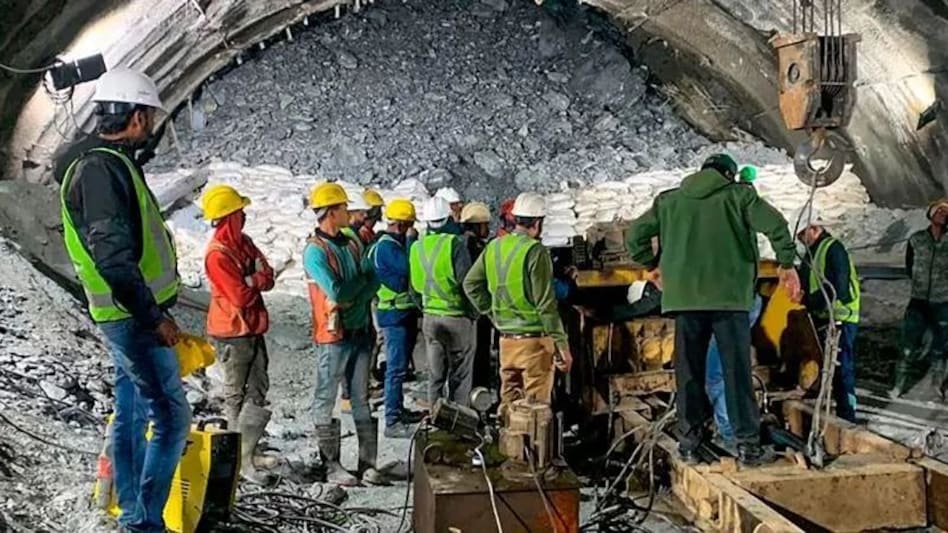 Uttarakhand News : सुरंग में फंसे 41 श्रमिकों को मल्टीविटामिन, दवाएं और मेवे भेज रही है सरकार Uttarakhand News : सुरंग में फंसे 41 श्रमिकों को मल्टीविटामिन, दवाएं और मेवे भेज रही है सरकार