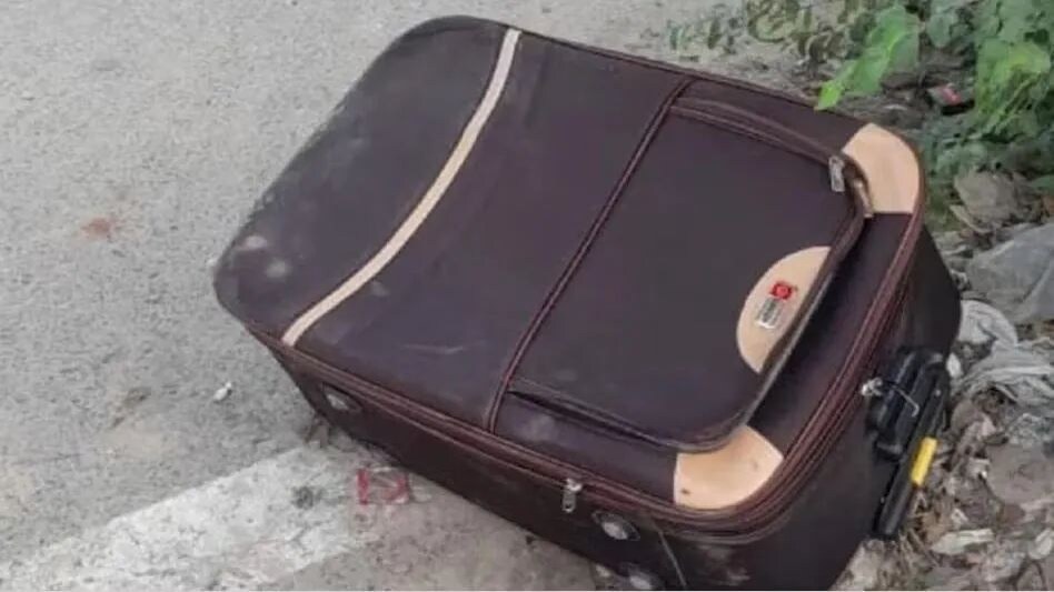 मुंबई में मेट्रो के पास सूटकेस में मिली लावारिस लड़की की लाश, आरोपी की तलाश में जुटी पुलिस मुंबई में मेट्रो के पास सूटकेस में मिली लावारिस लड़की की लाश, आरोपी की तलाश में जुटी पुलिस