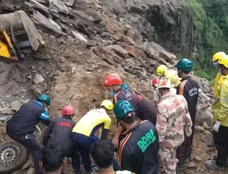 सुरंग में फंसे हुए श्रमिकों को बचाने की कवायद तेज, सरकार कर रही है पूरी मदद Uttarakhand Tunnel News