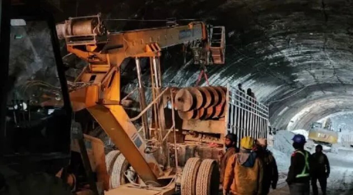 उत्तरकाशी में पहाड़तोड़ 'ऑपरेशन', 10 दिन बाद सुरंग से बाहर आई तस्वीरें, 41 मजदूरों ने पहली बार भरपेट खाई दलिया और खिचड़ी जहां फंसे हैं मजदूर वहां पहुँच गया कैमरा