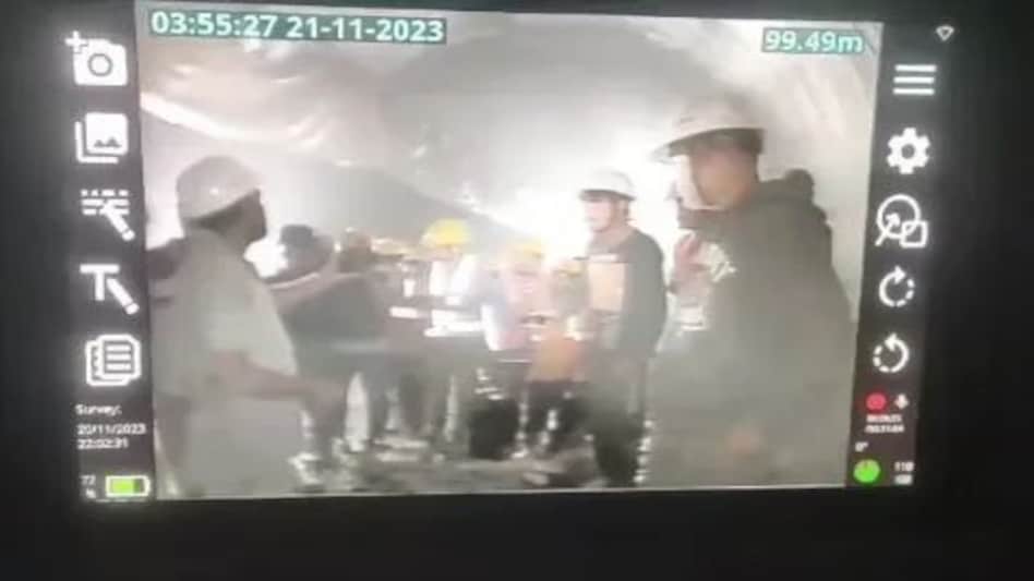 Tunnel Video : प्रधानमंत्री ने धामी से सिलक्यारा सुरंग में फंसे श्रमिकों से जुड़े बचाव कार्यों की जानकारी ली, देखें सुरंग का वीडियो Tunnel Video : प्रधानमंत्री ने धामी से सिलक्यारा सुरंग में फंसे श्रमिकों से जुड़े बचाव कार्यों की ज...