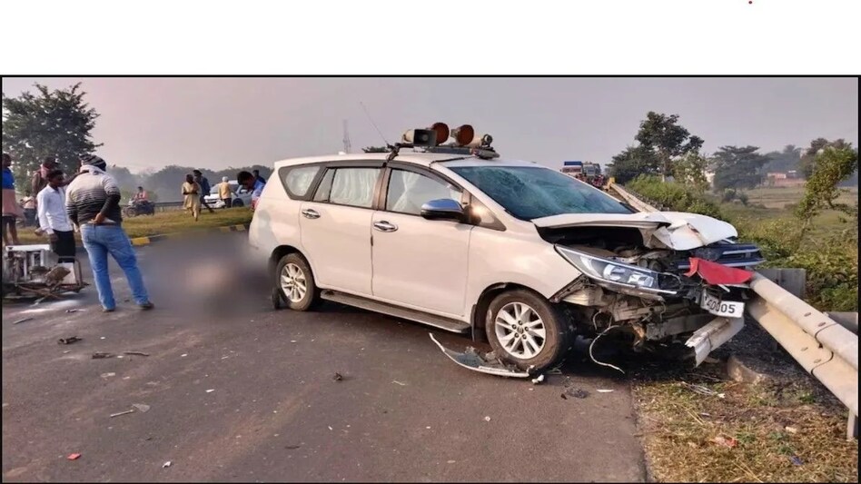 DM की तेज रफ्तार गाड़ी से कुचलकर तीन लोगों की मौत, सड़क पर दिखा खौफनाक मंजर DM की तेज रफ्तार गाड़ी से कुचलकर तीन लोगों की मौत, सड़क पर दिखा खौफनाक मंजर