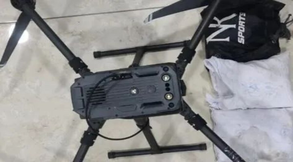 अमृतसर में अंतरराष्ट्रीय सीमा के पास पाकिस्तानी ड्रोन से गिराई गई 565 ग्राम हेरोइन बरामद पंजाब के अमृतसर जिले में अंतरराष्ट्रीय सीमा के पास एक खेत से पाकिस्तानी ड्रोन द्वारा गिराई गई 565