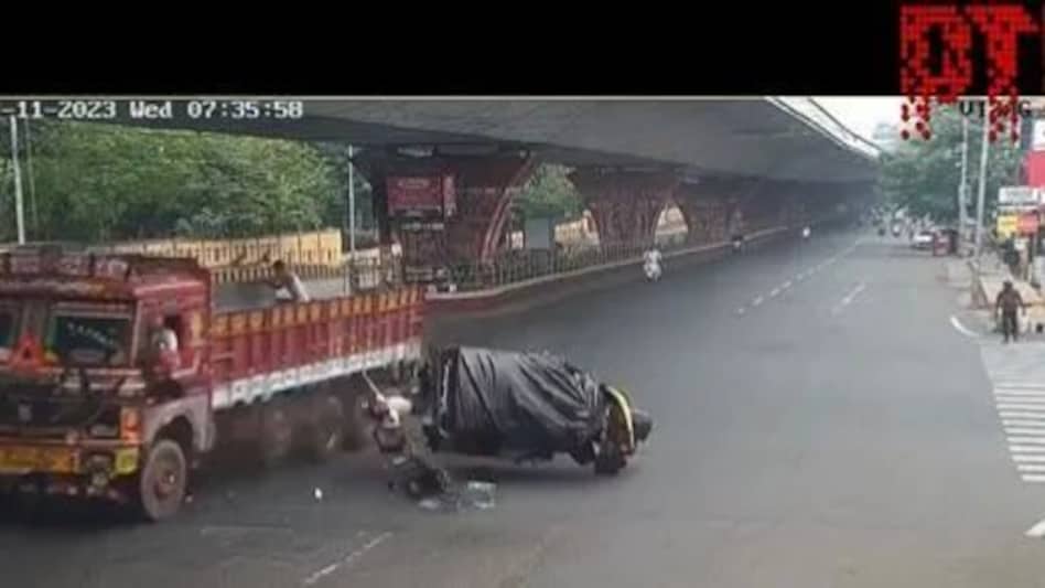 विशाखापत्तनम से दिल दहला देने वाली वीडियो आई सामने, हादसे के बाद बच्चे ऑटो में फंसे! विशाखापत्तनम से दिल दहला देने वाली वीडियो आई सामने, हादसे के बाद बच्चे ऑटो में फंसे!