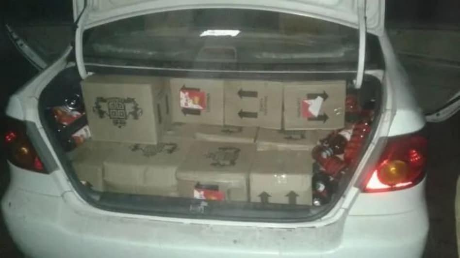 कार में थी शराब, गुजरात पुलिस ने बिजनेसमैन से मांगे 20 हजार; वायरल वीडियो पर DCP का एक्शन कार में थी शराब, गुजरात पुलिस ने बिजनेसमैन से मांगे 20 हजार; वायरल वीडियो पर DCP का एक्शन