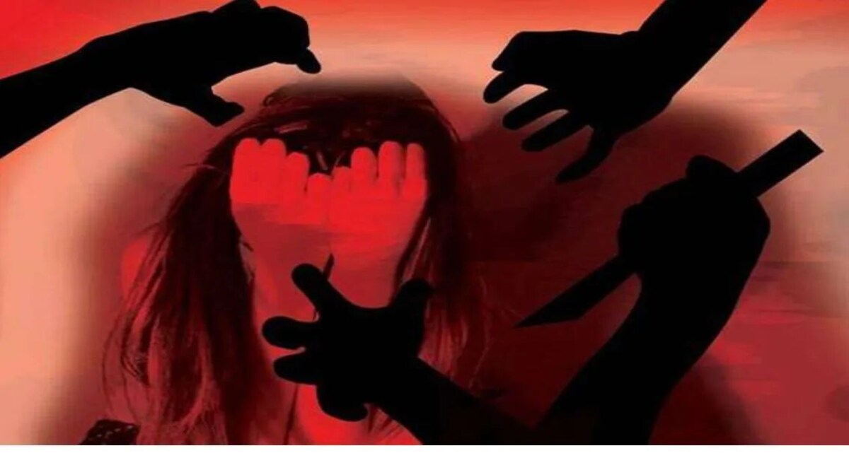 पंचायत का तालिबानी फरमान, महिला को डायन-चरित्रहीन बताकर जूते पर थूक कर चटवाया, 20 जूता मारने के साथ ही 100 बार कराई उठक बैठक Photo