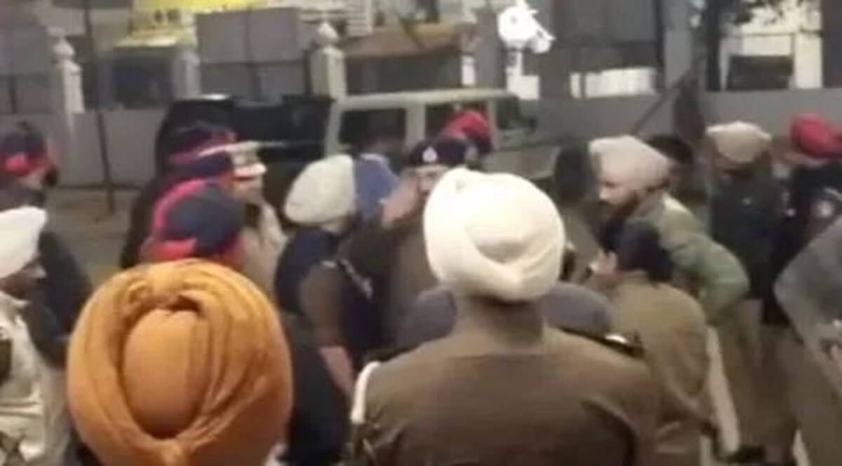 पंजाब: कपूरथला के गुरुद्वारे में निहंग सिखों ने पुलिस वाले को मार डाला, तीन जवान जख्मी Kapurthala Gurdwara News