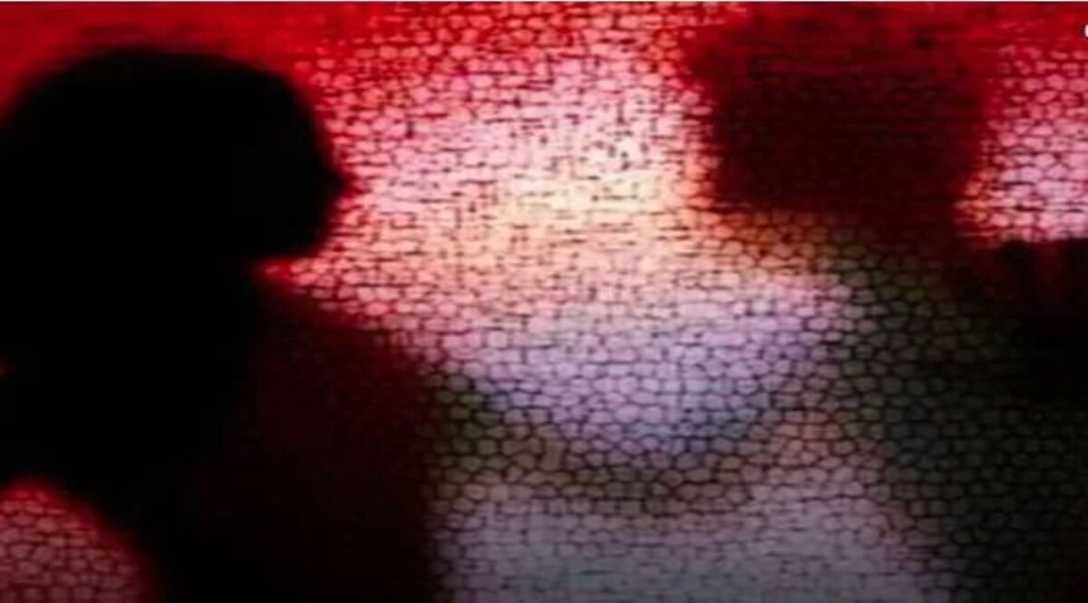 टीचर ने छात्रा को कमरे में बंद कर किया रेप, बनाया न्यूड वीडियो, ब्लैकमेल कर डेढ़ महीने तक किया बलात्कार जांच में जुटी पुलिस
