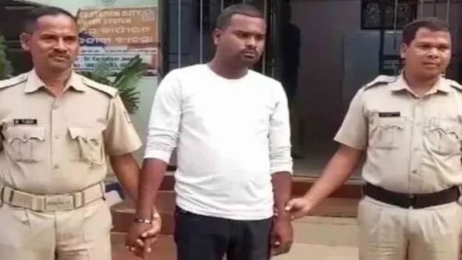 कमरे में सांप छोड़ कर पत्नी और दो साल की बेटी की हत्या करने के आरोप में युवक गिरफ्तार कमरे में सांप छोड़ कर पत्नी और दो साल की बेटी की हत्या करने के आरोप में युवक गिरफ्तार