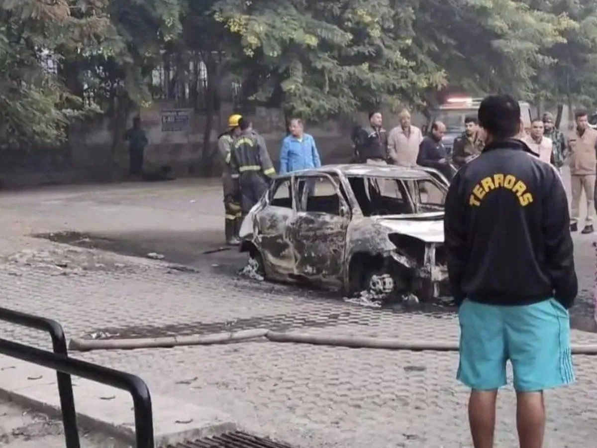 कार में लगी आग में जिंदा जल गए दो दोस्त, नोएडा में आग का गोला बन गई कार, डरावना था मंजर कार में लगी आग में जिंदा जल गए दो दोस्त, नोएडा में आग का गोला बन गई कार, डरावना था मंजर