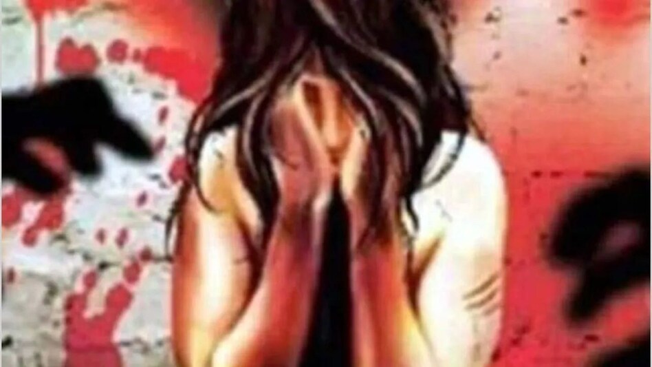 मध्य प्रदेश महिला से गैंगरेप, फर्जी पुलिसकर्मी बनकर दो लोगों ने महिला के साथ किया बलात्कार मध्य प्रदेश महिला से गैंगरेप, फर्जी पुलिसकर्मी बनकर दो लोगों ने महिला के साथ किया बलात्कार