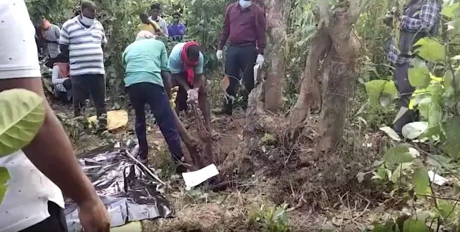 ओडिशा में दिल्ली के श्रद्धा जैसा हत्याकांड: प्रेमिका की हत्या, लाश के 31 टुकड़े, जंगल में दफनाया Odisha Murder : जंगल में यहीं छुपाई थी लाश, खुदाई से मिला सुराग